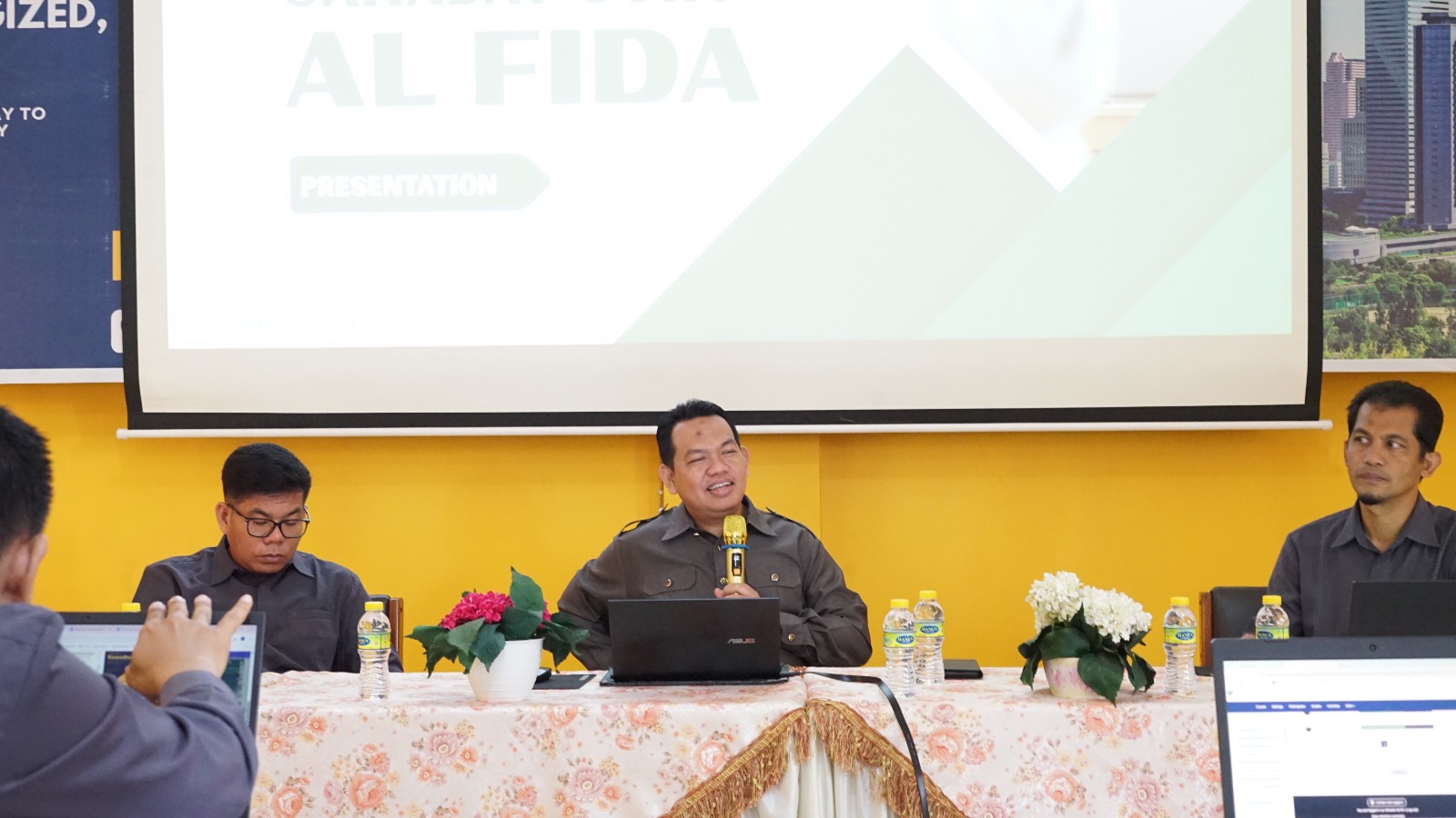 Kettua Yayasan AL Fida Membeirkan Arahan Sosialisasi